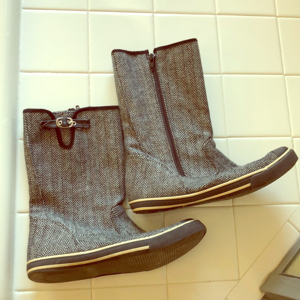 Herring-bone flat boots. Sneaker sole